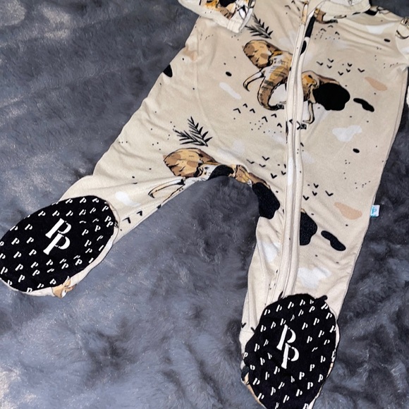 Newborn (fit 0-3) Posh Peanut Perry HTF Elephant Zipper Footie - Picture 6 of 13